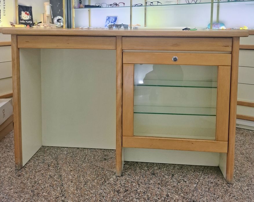 Balcão  vintage com gavetas e vitrine + cadeira