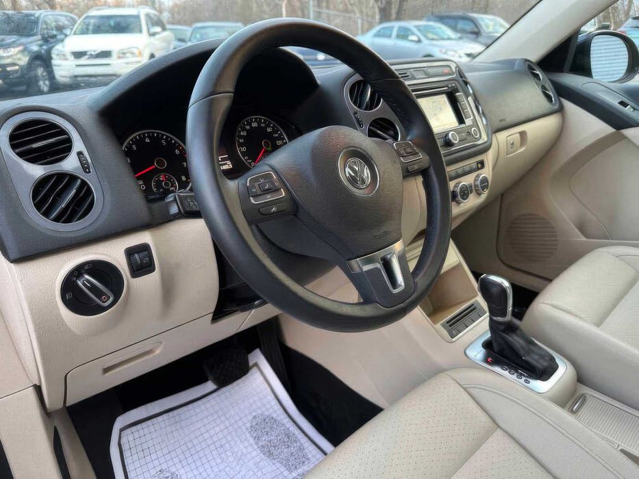 Volkswagen Tiguan SE 4Motion      2013