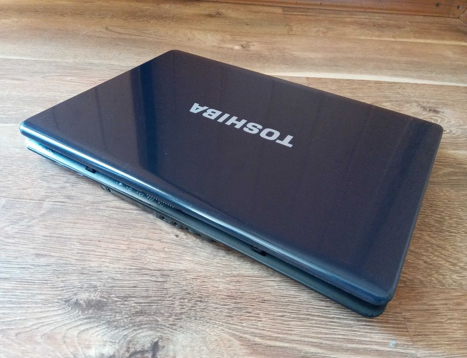 ноутбук Toshiba в отличном состоянии с блоком питания (зарядкой), аккумулятором и веб камерой