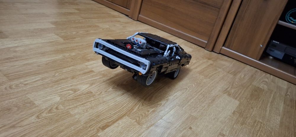 Продаю б/у лего техник машину додж чанжер