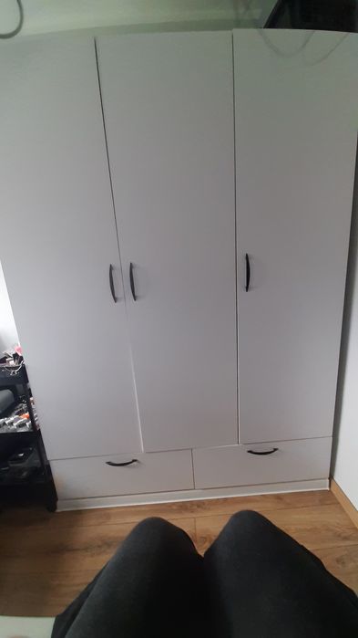 Duża biała pojemna szafa na ubrania