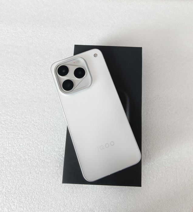 Vivo IQOO 16 - 16GB/512GB Branco