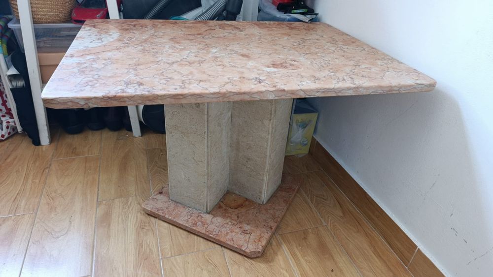 Mesa em  mármore