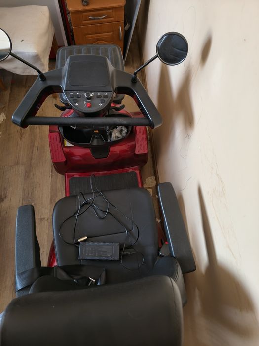 Nowy elektryczny wózek inwalidzki.