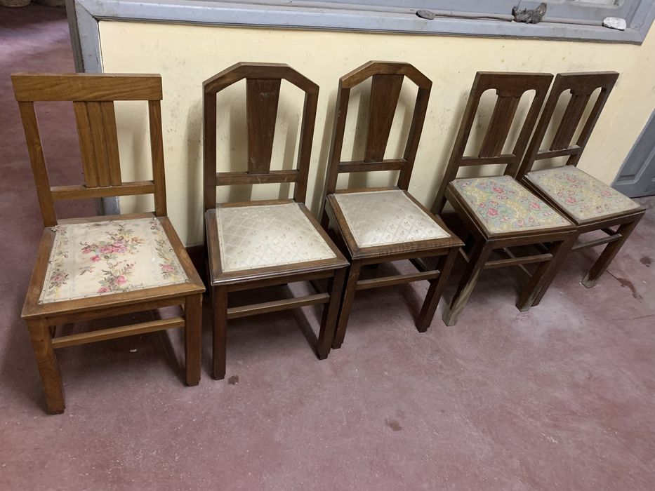 Conjunto de cadeiras antigas