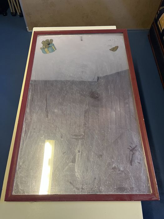 Espelho de parede com moldura vermelha