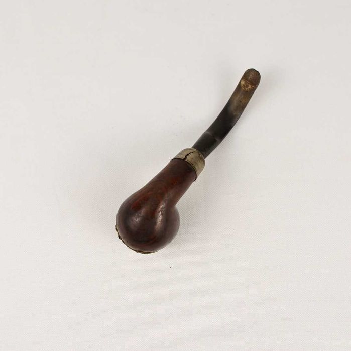 Cachimbo em madeira decorado com ave metálica