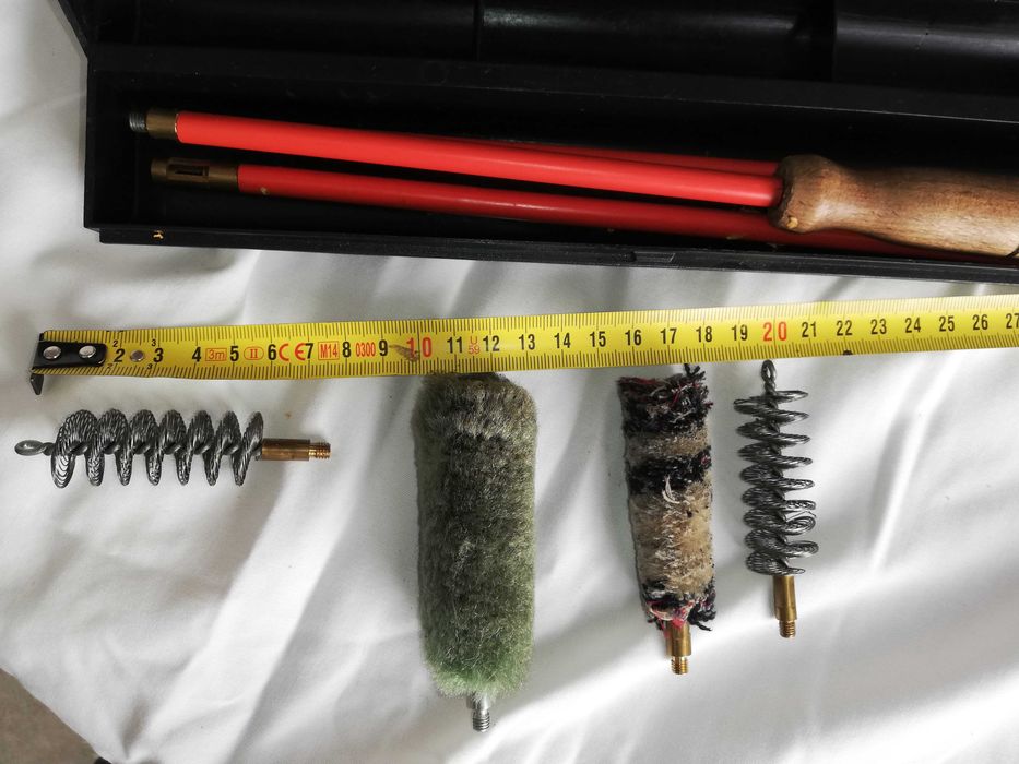 Dois estojos de limpeza de armas