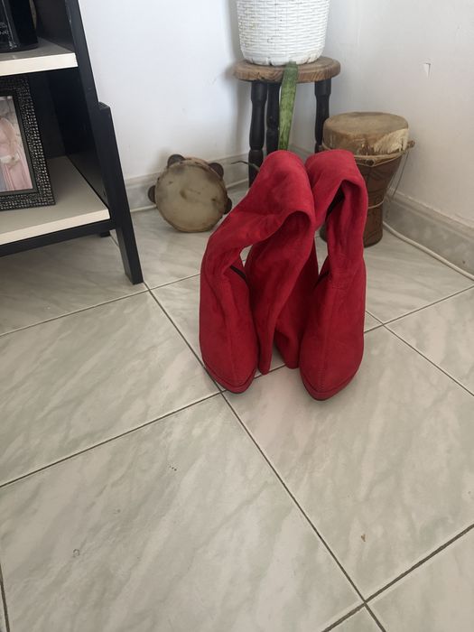Bota vermelha cano alto n36