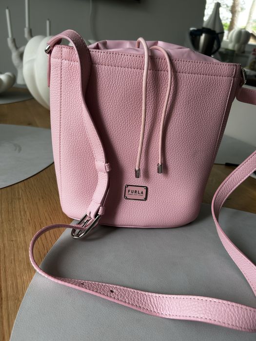 Furla torebka worek listonoszka skórzana różowa