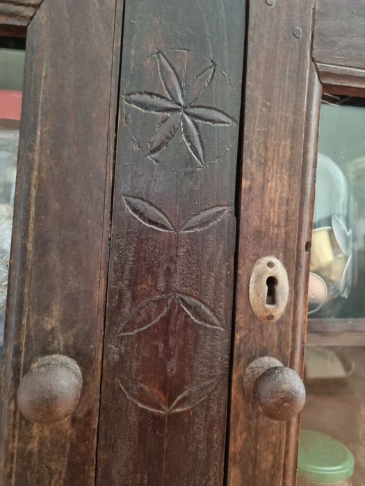 URGENTE Pequeno louceiro antigo