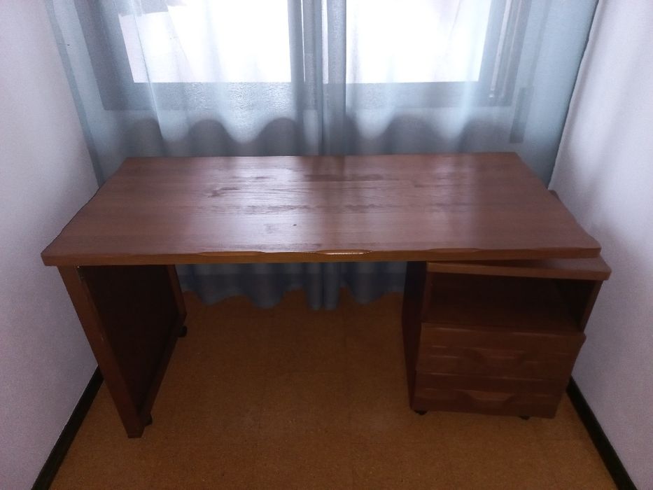 Secretária em madeira maciça