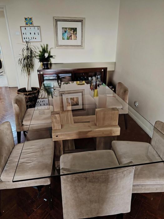 Mesa de jantar, com tampo de vidro. 220 X 110, 6 lugares