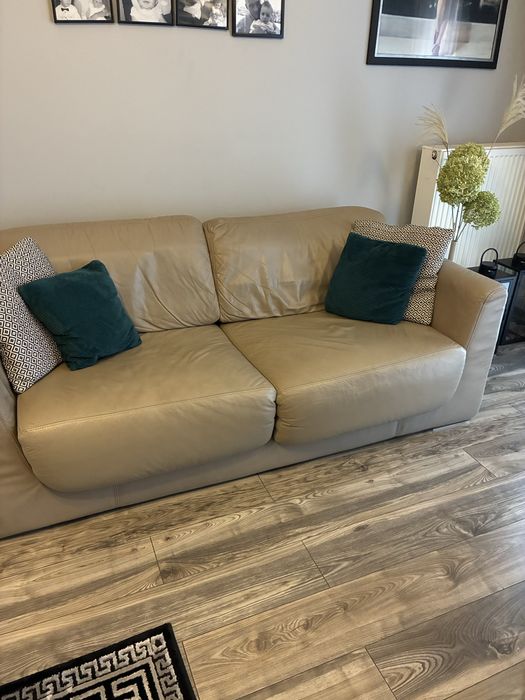 Kanapa ze skóry Etap Sofa i dwie pufy