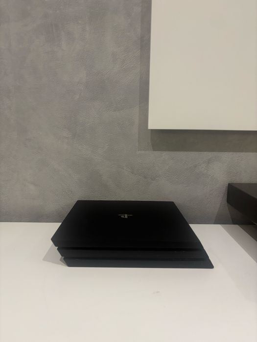PS4 Pro 1TB + Comando + 4 Jogos – Excelente Estado