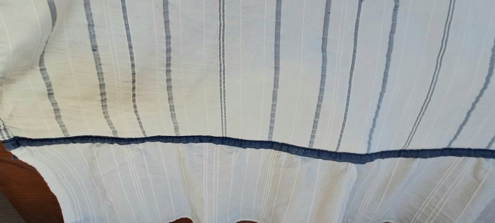 Conjunto de edredão com duas almofadas em tons de branco e azul