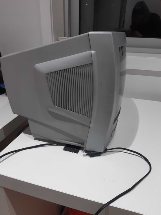 Tv antiga a funcionar