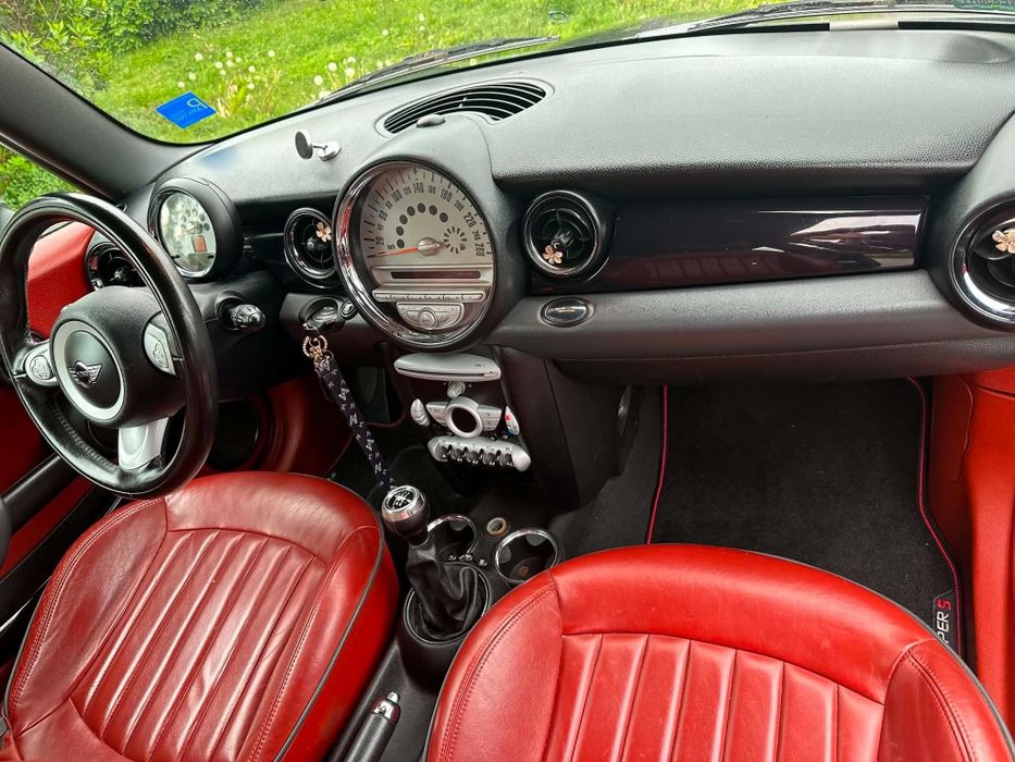 Mini Cooper R56 2009r Czerwone wnętrze