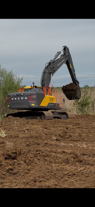 Uslugi ziemne- koparko -ładowarką CAT444 i koparka gąsienicowa Volvo