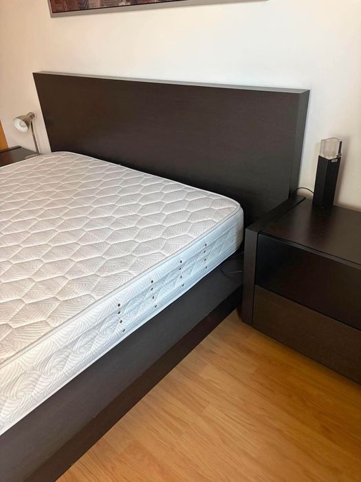 Cama de casal com mesas de cabeceira
