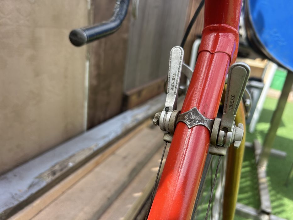 Bicicleta antiga de estrata