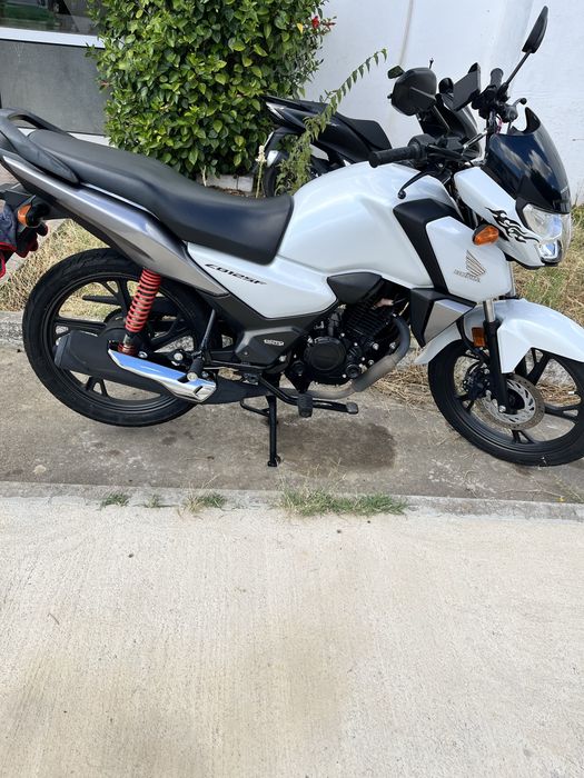 Vendo Honda CBF 125, ano 2023 e 2024 em excelente estado de conservação e funcionamento. Mota muito económica.