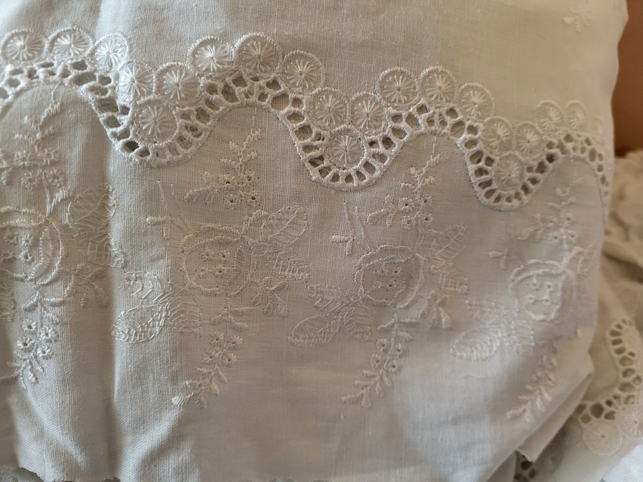 Продається вишите мереживо