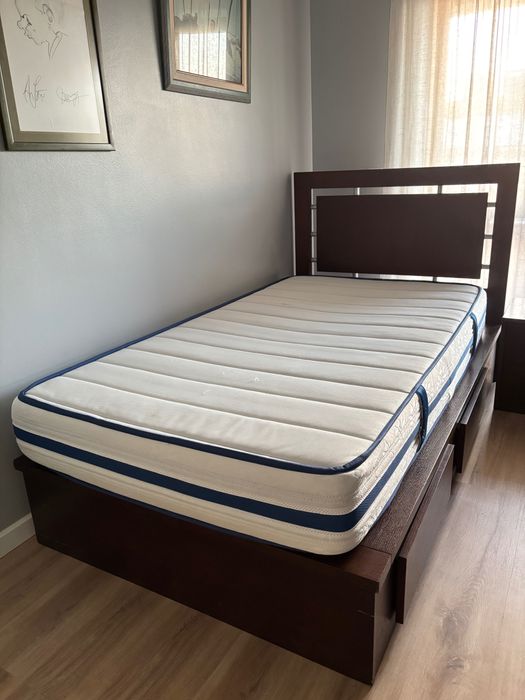 Cama com largura 1,10m, mesa de cabeceira e colchão