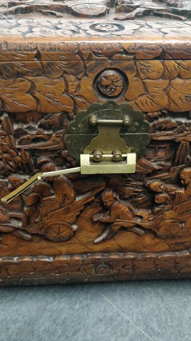 Arca em madeira de cânfora detalhada