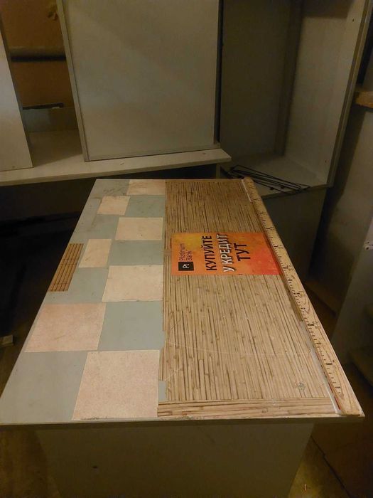 Стіл із шухлядою на замку, міцне ДСП, б/в, сірий