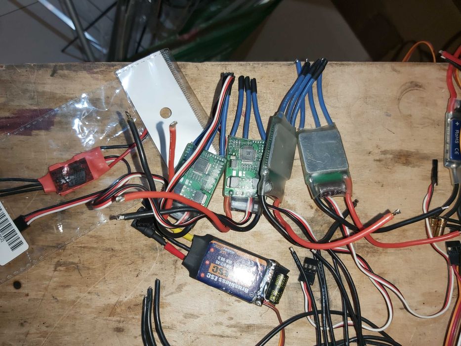Zbiór regulatorów ESC i BEC jak na zdjęciu.