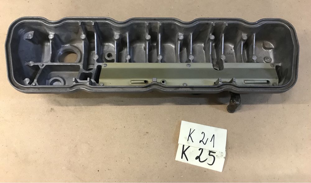 Pokrywa zaworów Nissan K21/K25