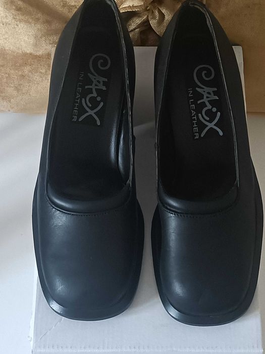 Sapatos em couro, cor preto salto quadrado, novos.
