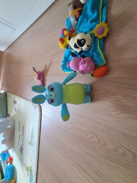 Vários bonecos e brinquedos