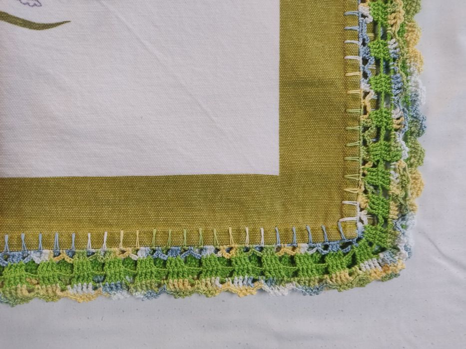 Toalha de mesa bordada á mão