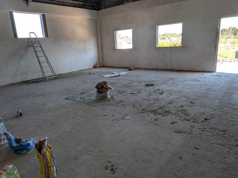 Espaço comercial amplo no 1º andar de predio misto com 320m2 - Esgueira (Junto stands auto luxo)