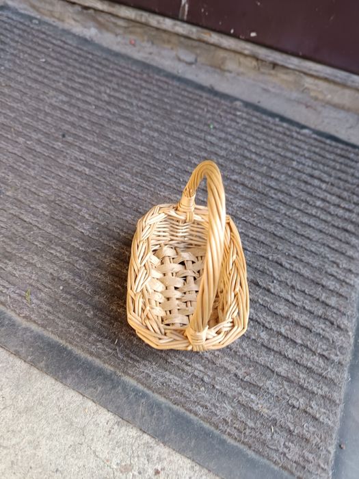 Mały koszyk wiklinowy dla lalki