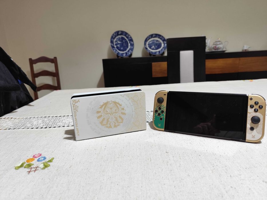 Nintendo Switch OLED Zelda: Tears of the Kingdom Edition