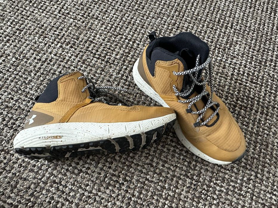 Трекінгове взуття Under Armour
