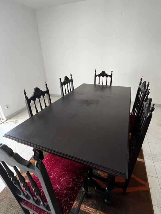 Mesa de madeira com 6 cadeiras