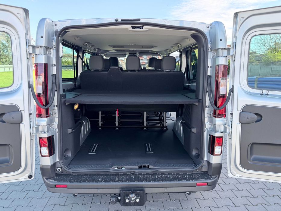 Wynajem busa 9 osobowego Renault Trafic 2025.
