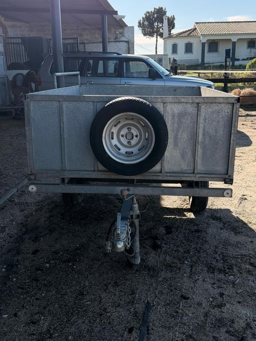 Reboque-Atrelado- Medidas 1.12 ) comprimento  medida 1.50 largura.