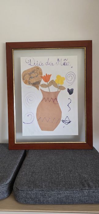 Moldura de madeira com vidro duplo.