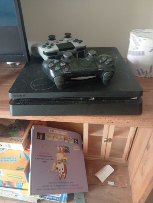 PS4 com 2 comandos