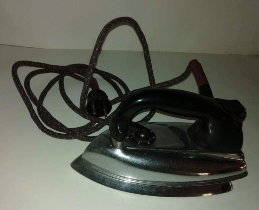 Ferros eléctricos de engomar antigos