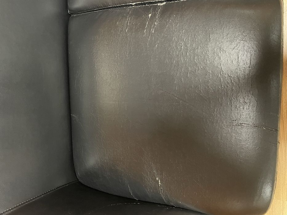 Conjunto Sofá e Poltrona preto, com pés de madeira