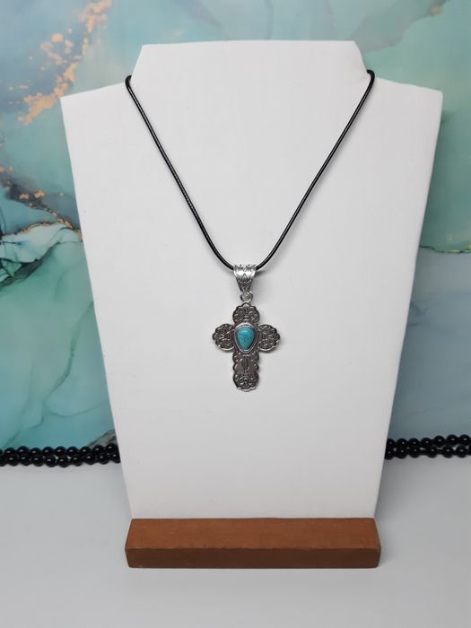 Colar com pingente turquesa e cruz cor prata