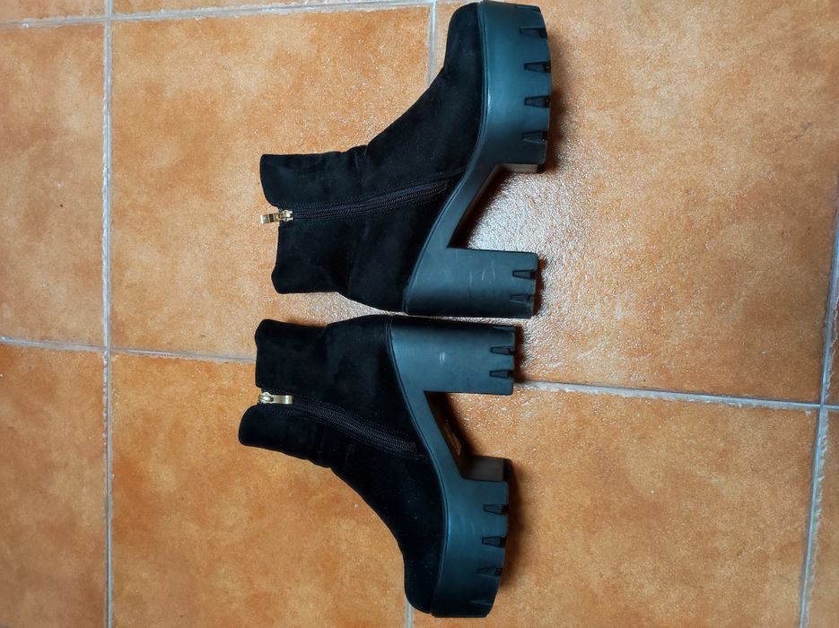 Botas de salto alto pretas, com brilhantes, tamanho 38