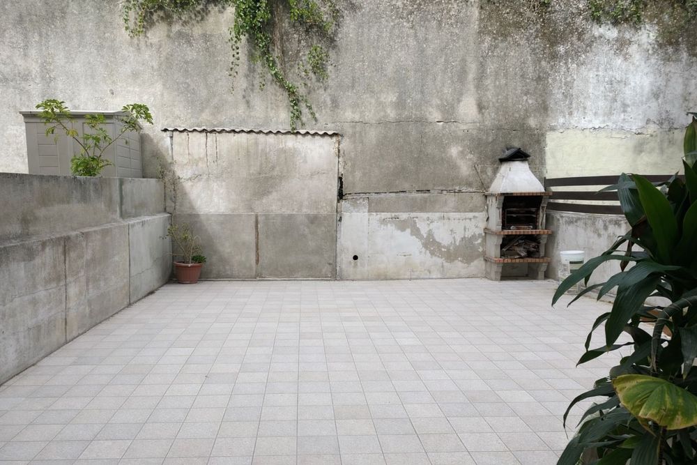 Arrenda-se apartamento totalmente remodelado – Vista Mar | Terraço Privado
