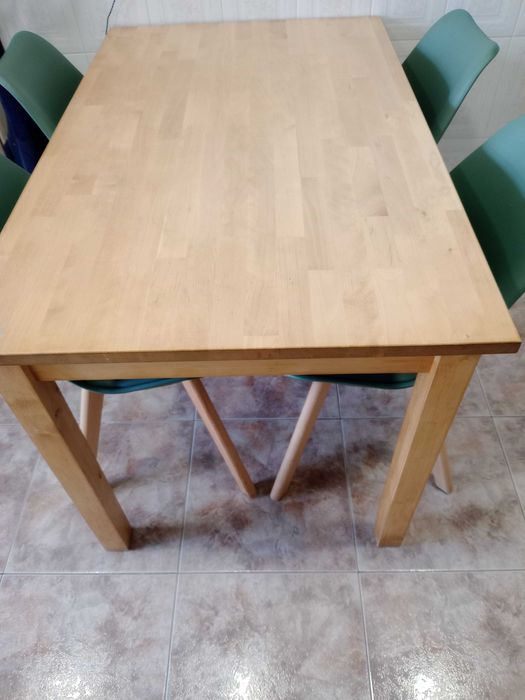 Mesa em madeira com 4 cadeiras em madeira.